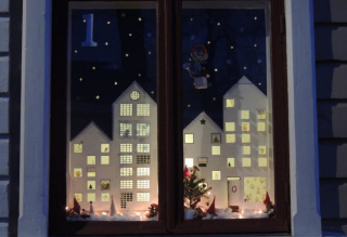 С 1 по 24 декабря Рождественский календарь в окнах старинных домов Хамины